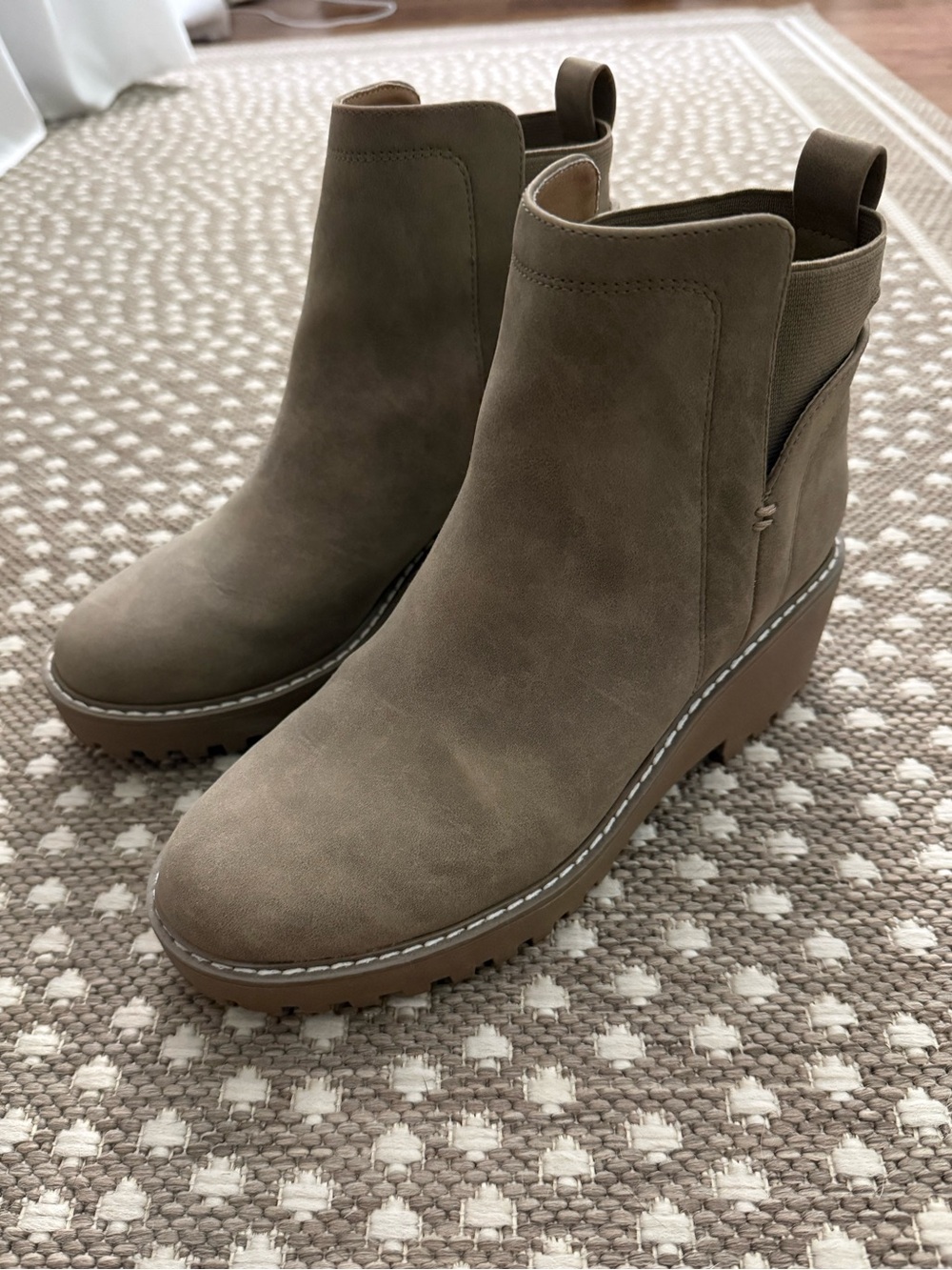 DV Dolce Vita Women’s “Rancher” Taupe Chelsea Lug Ankle Boots, Size 8 - Picture 2 of 10